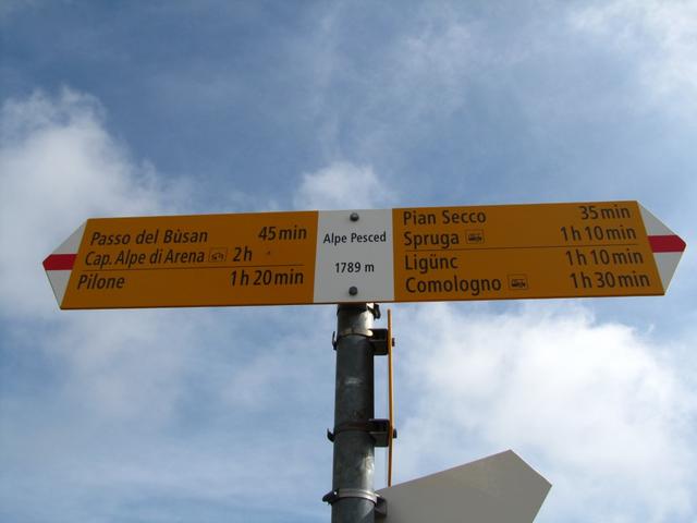 Wegweiser auf der Alpe Pesced 1789 m.ü.M. unser nächstes Ziel der Passo del Bùsan