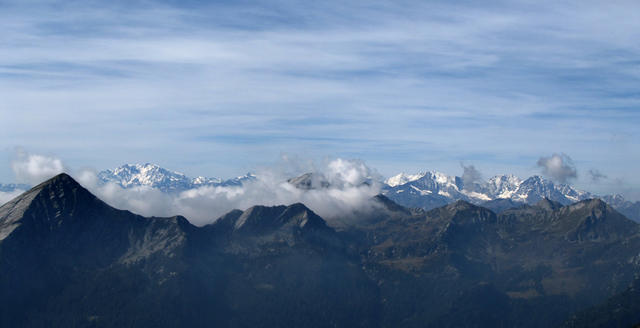 schönes Breitbildfoto mit Blick zu den Walliser Eisriesen