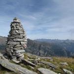 der grosse Steinmann auf dem Pilone oder auf Italienischer Seite Cima Pian del Bozzo