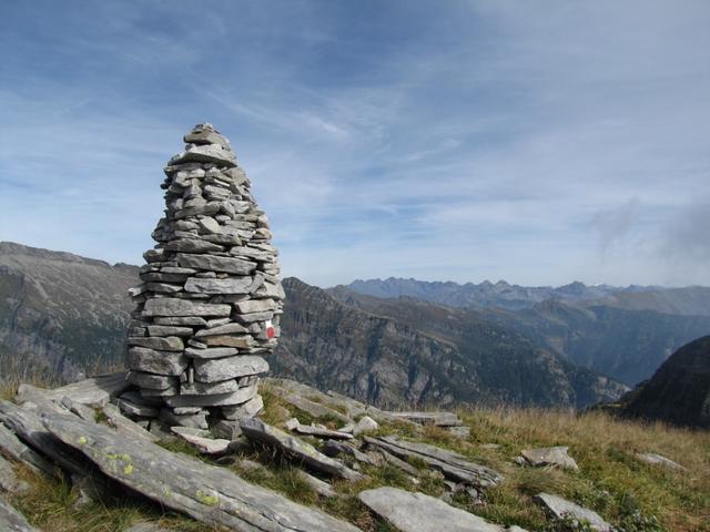 der grosse Steinmann auf dem Pilone oder auf Italienischer Seite Cima Pian del Bozzo