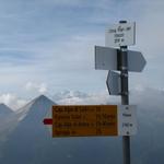 Wegweiser auf dem Pilone 2192 m.ü.M. der Pilone markiert auch die Grenze zwischen Schweiz und Italien