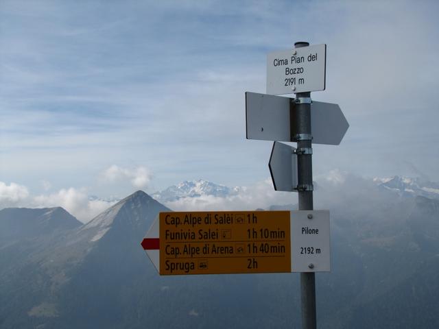 Wegweiser auf dem Pilone 2192 m.ü.M. der Pilone markiert auch die Grenze zwischen Schweiz und Italien