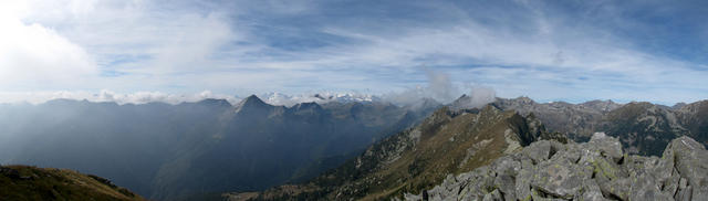 schönes Breitbildfoto mit Blick zu den Walliser Eisriesen