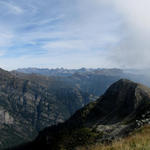 schönes Breitbildfoto mit Blick auf dutzende vom Tessiner Berge
