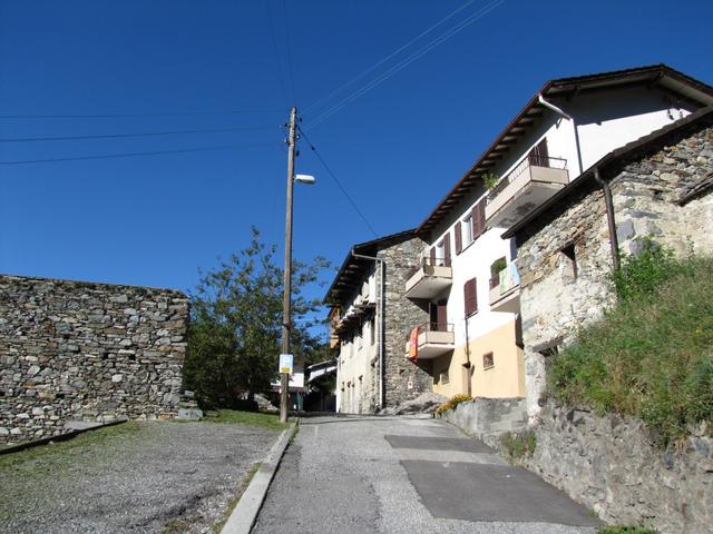 der Wanderweg führt zwischen den Häusern von Canedo