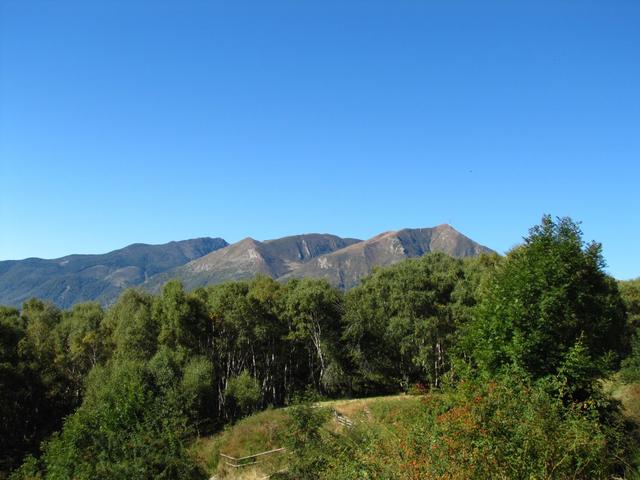 Blick auf der anderen Talseite zum Monte Tamaro. Dort oben waren wir auch schon