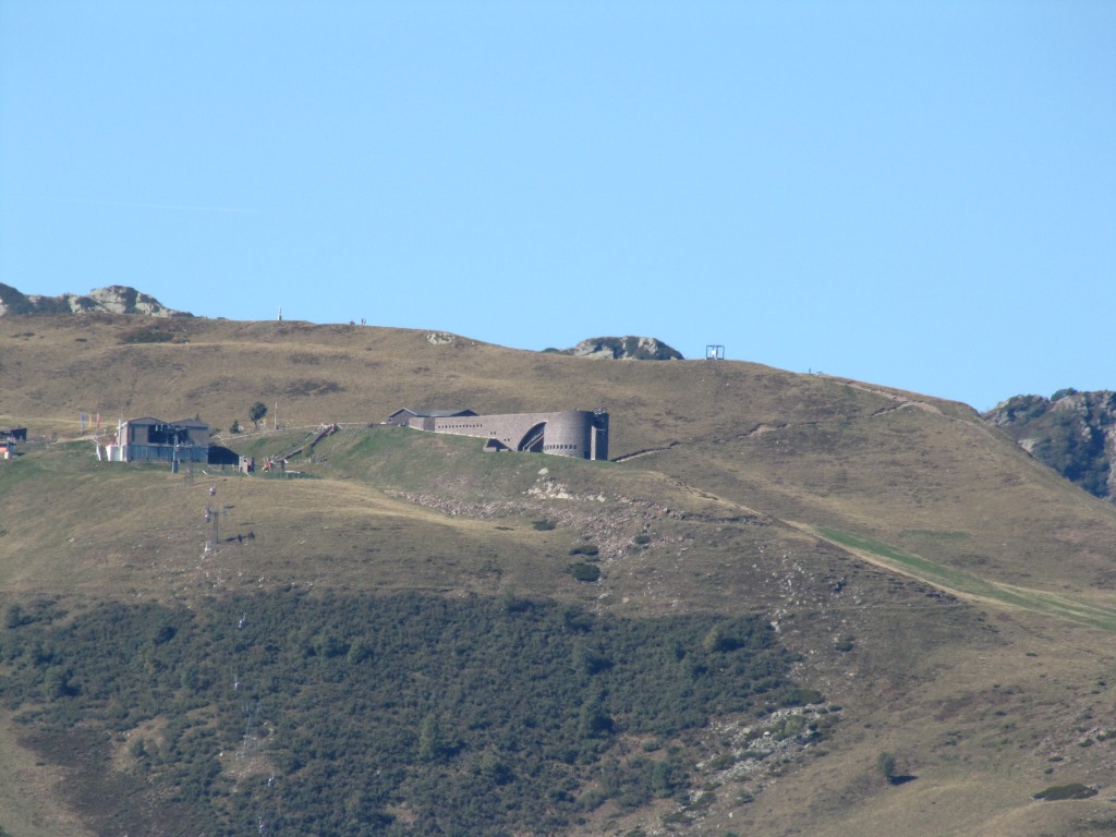 die Kirche Santa Maria degli Angeli auf dem Monte Tamaro. Erbaut von Mario Botta. Besuch empfehlenswert