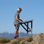 Mäusi schaut sich die Infotafel an um die Berge zu erkennen. Und Berge kann man von hier oben sehr viele betrachten