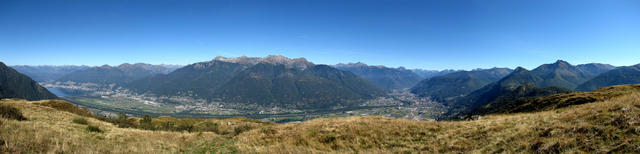 super schönes Breitbildfoto mit Lago Maggiore, Gridone, Sassariente, Magadinoebene und Leventina