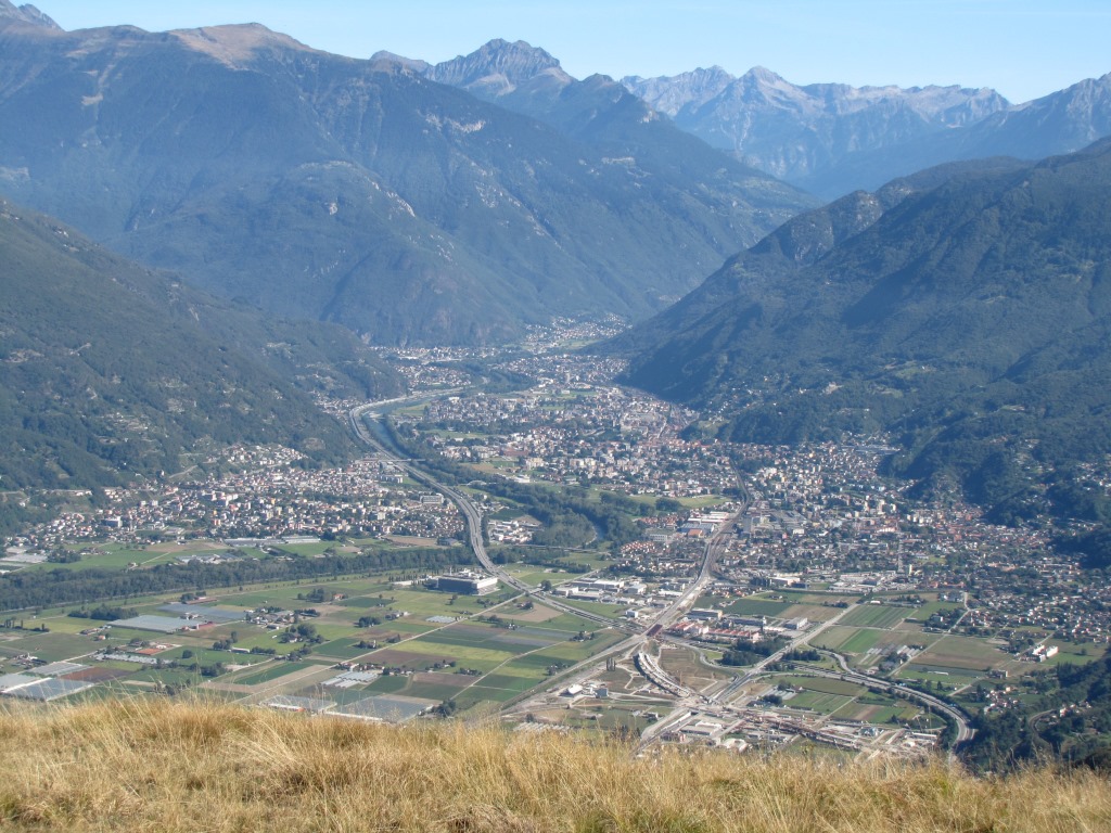 Blick nach Bellinzona und das Valle Mesolcina