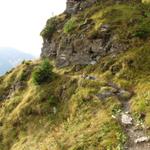 bei Punkt 1956 m.ü.M. ist der Wanderweg schmal und ausgesetzt