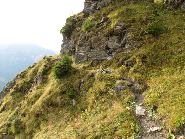 bei Punkt 1956 m.ü.M. ist der Wanderweg schmal und ausgesetzt