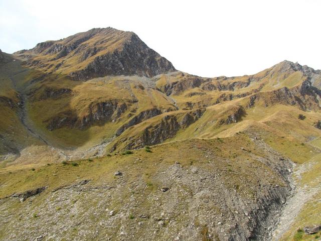 mit Blick auf den Piz Riein geht es Taleinwärts ins Tällital