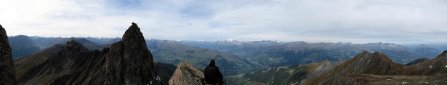 schönes Breitbildfoto mit Blick in die Surselva und Düssi, Tödi und viele andere mehr