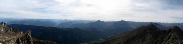 schönes Breitbildfoto mit Blick Richtung Schanfigg, Domleschg und Chur