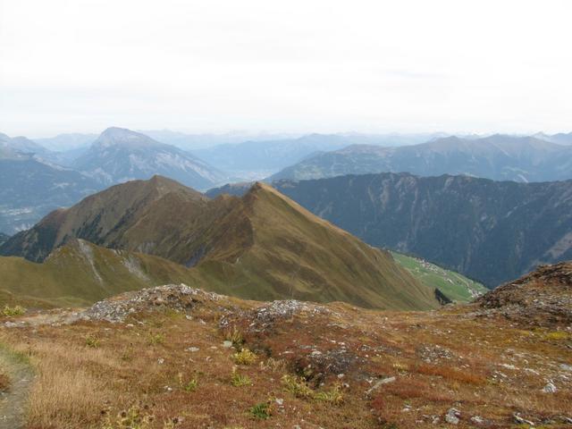 vor uns die Nolla und weiter hinten der Haldensteiner Calanda. Dort oben waren wir auch schon