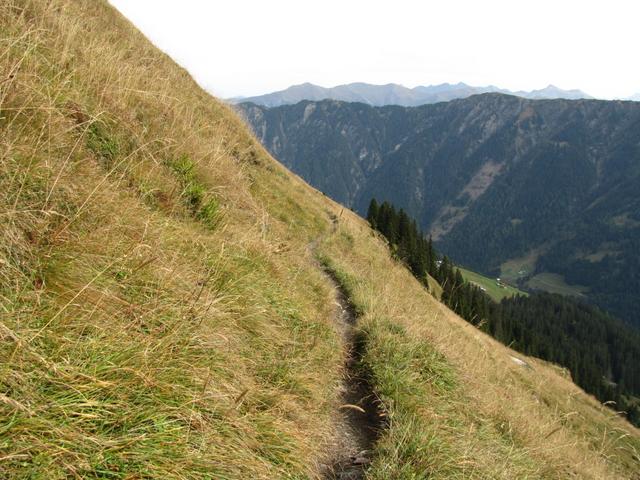 der steile Grashang der Nolla. Bei Nässe und Schnee ein bisschen heikel