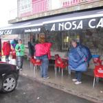 mit uns machen sich noch andere Pilger auf dem Weg. Zuerst heisst es aber Regenkleider anziehen