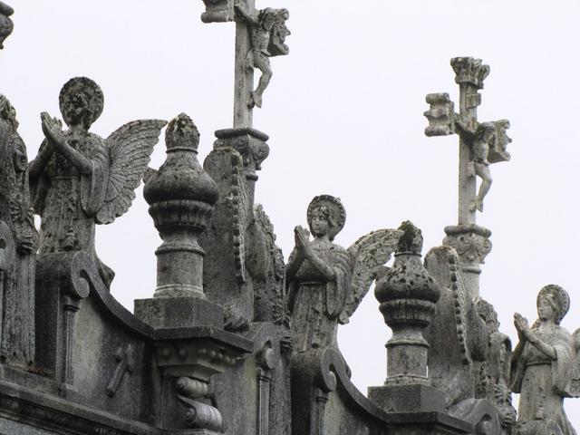 die Dächer in den Friedhöfen sind überall mit Statuen bestückt