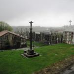 der Friedhof von Olveiroa reich beschmückt mit Statuen und Engel