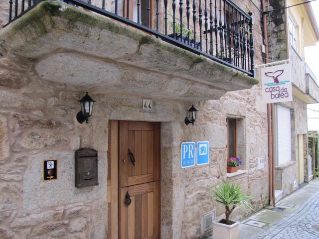 die kleine Altstadt von Corcubión besitzt noch diverse Häuser im alten Baustil. Hier das Hotel "Casa da Balea"