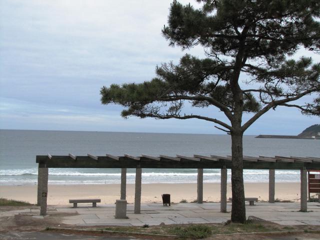 zu Fuss laufen wir vom Hotel an den Strand