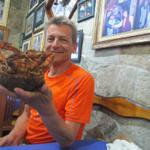 der Kellner brachte uns eine riesige Krabbe