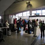 viele Pilger sind auch im Busbahnhof von Santiago anwesend
