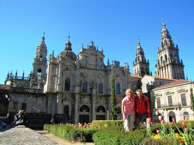 Mäusi und Franco vor der mächtigen Nordfassade der Kathedrale