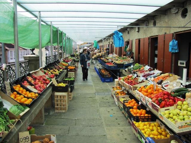 wir besuchen den grossen Markt in Santiago. Alles was essbar ist, kann man hier kaufen