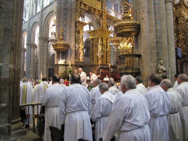 die Kirche ist bis auf den letzten Platz besetzt