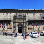 Breitbildfoto der ehemaligen Pilgerherberge Hospital de los Reyes Católicos. Heute ein Luxus Parador Hotel