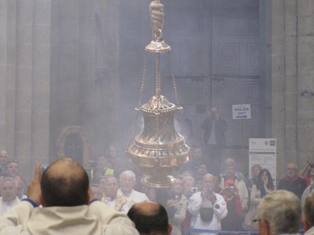 die ganze Kirche wir mit dem Weihrauch eingehüllt