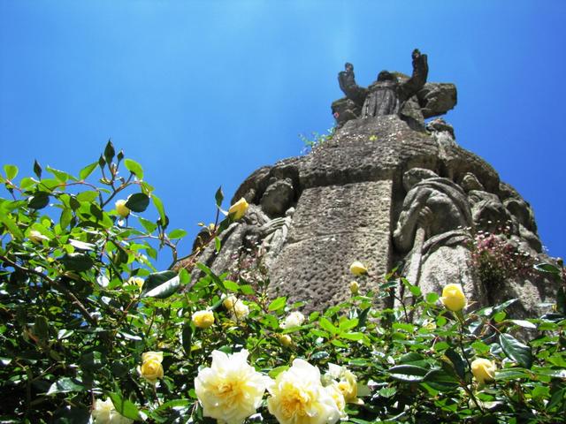 Blick hinauf zur grossen Statue des heiligen Franziskus, das sich direkt vor der Kirche befindet