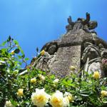 Blick hinauf zur grossen Statue des heiligen Franziskus, das sich direkt vor der Kirche befindet