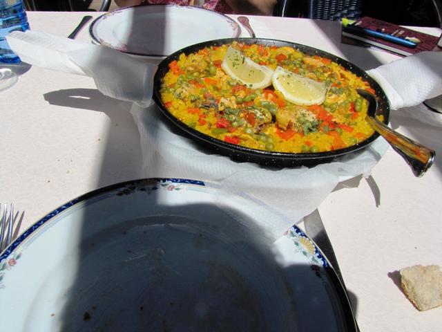 wir haben nämlich ein Restaurant gefunden, das Paella ohne Fisch zubereitet