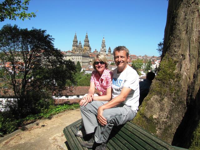 Manuela und Franco im Hintergrund die Kathedrale von Santiago