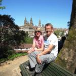 Manuela und Franco im Hintergrund die Kathedrale von Santiago