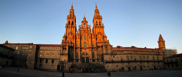 superschönes Breitbildfoto der barocken Westfassade der Kathedrale in der untergehenden Sonne