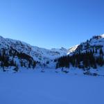Blick über den gefrorenen Stausee Richtung Leglerhütte, unser heutiges Ziel