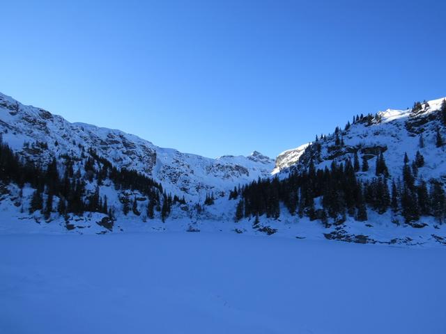 Blick über den gefrorenen Stausee Richtung Leglerhütte, unser heutiges Ziel