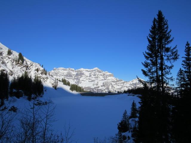 Blick über den Garichti Stausee und zum Vorder Glärnisch