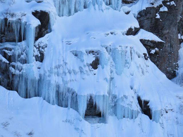 an den steilen schattigen Berghängen haben sich riesige Eiszapfen gebildet