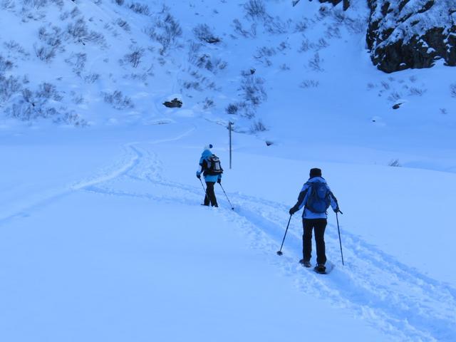 der Weg führt über die Schwemmebene von Matt 1652 m.ü.M.