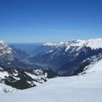 Blick in das Glarnerland. Im Tal unten ist schon Frühling