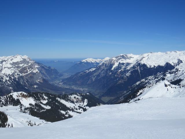 Blick in das Glarnerland. Im Tal unten ist schon Frühling