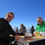 Markus und Franco geniessen das gute Essen