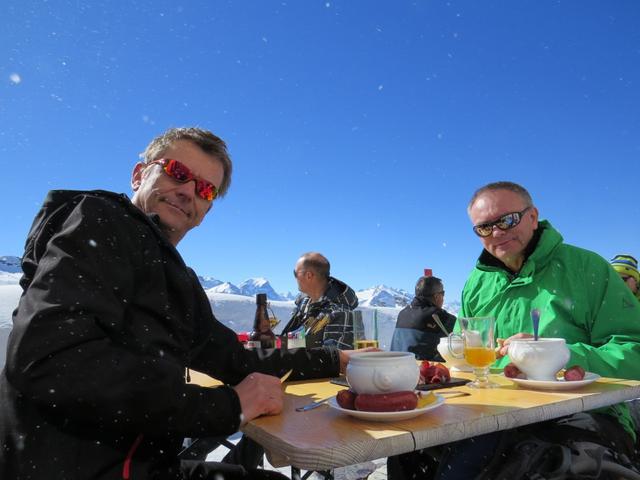 Markus und Franco geniessen das gute Essen