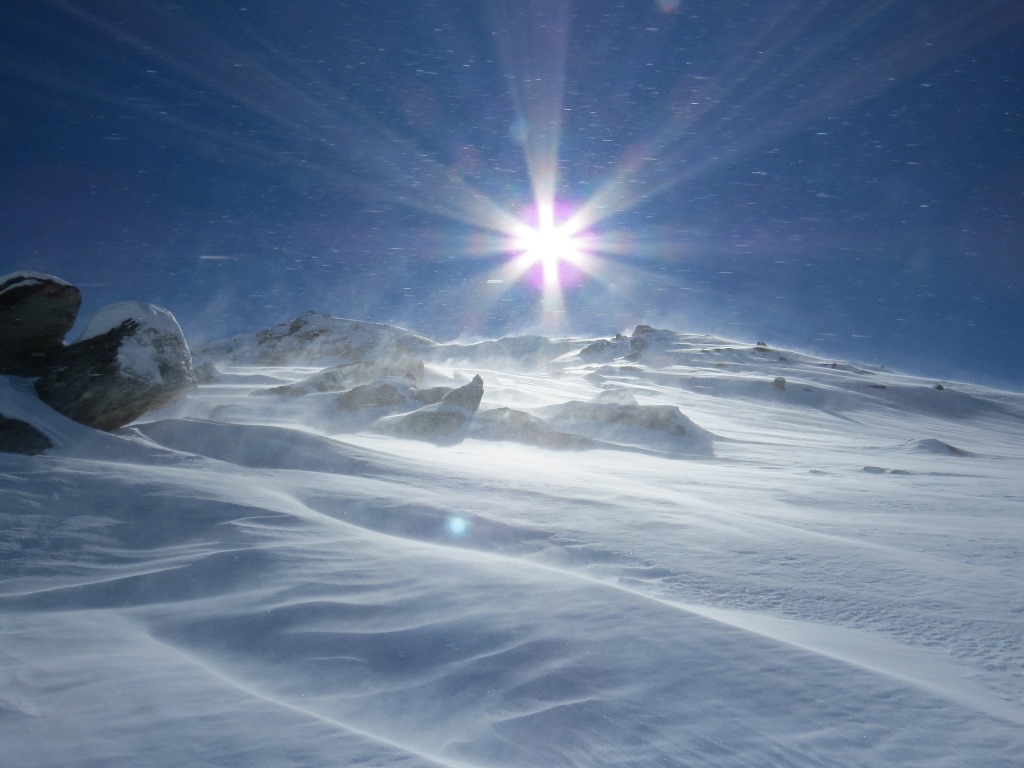 Blick hinauf. Die Bise ist immer noch da. Schneekristalle stechen wie Nadeln ins Gesicht