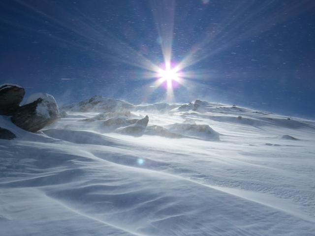 Blick hinauf. Die Bise ist immer noch da. Schneekristalle stechen wie Nadeln ins Gesicht